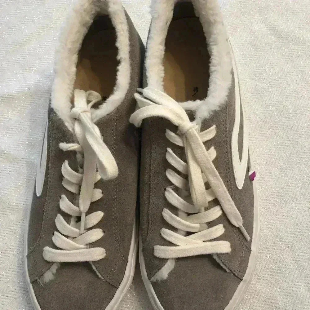 Lucky Brand faux fur lined sneakers. Size 8.5